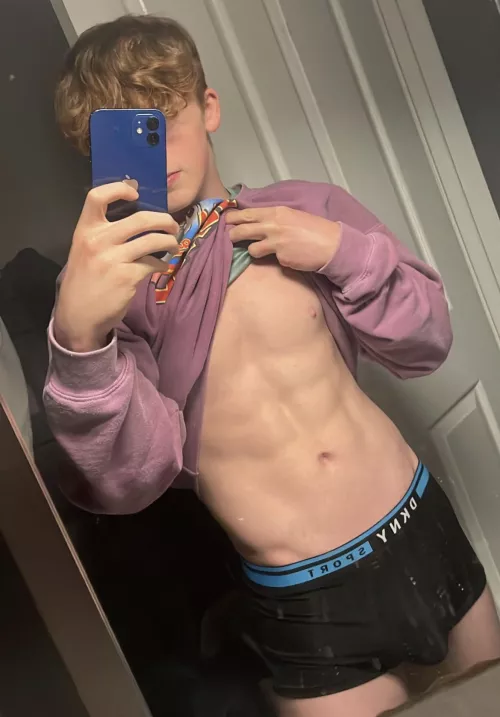 Anyone here like me fully shaved, or my buldge sticking out??(19m)