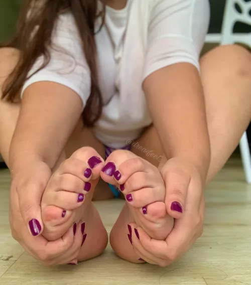 As much as I loved this polish, it’s time for a new one, enjoy the last pictures of me wearing it😉I’m embracing my naturals off camera now, happy Monday🥰