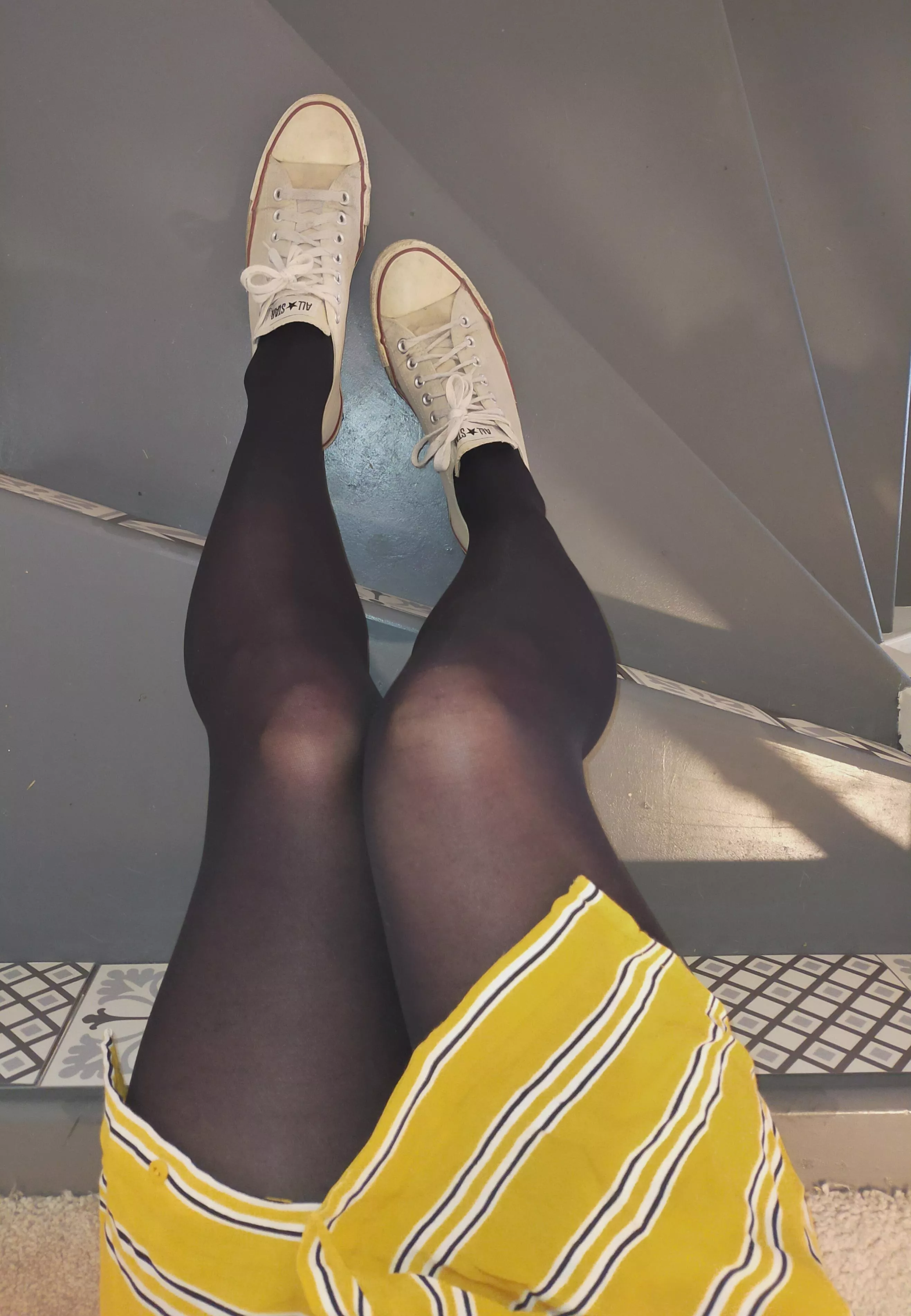 Black opaques and my yellow dress shirt work so well together 🥰