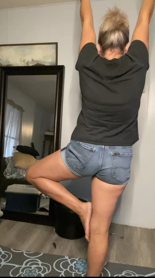 Bringing yoga back into my daily routine. 🤍