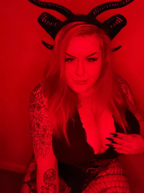 Do you like my horns? 🖤