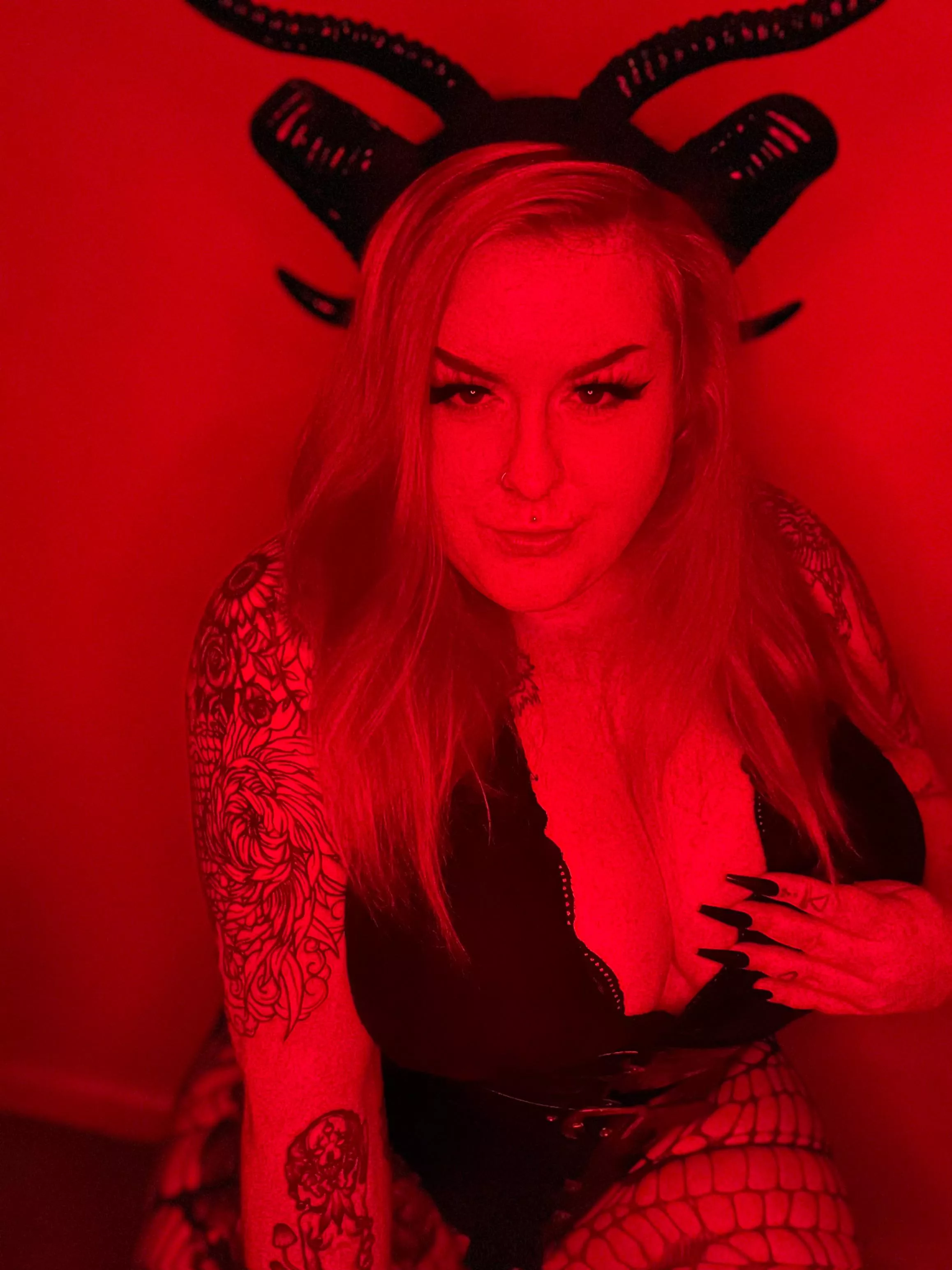 Do you like my horns? 🖤