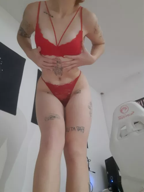 Good night from your favorite Amazonian in red [oc] [f] [6'1]