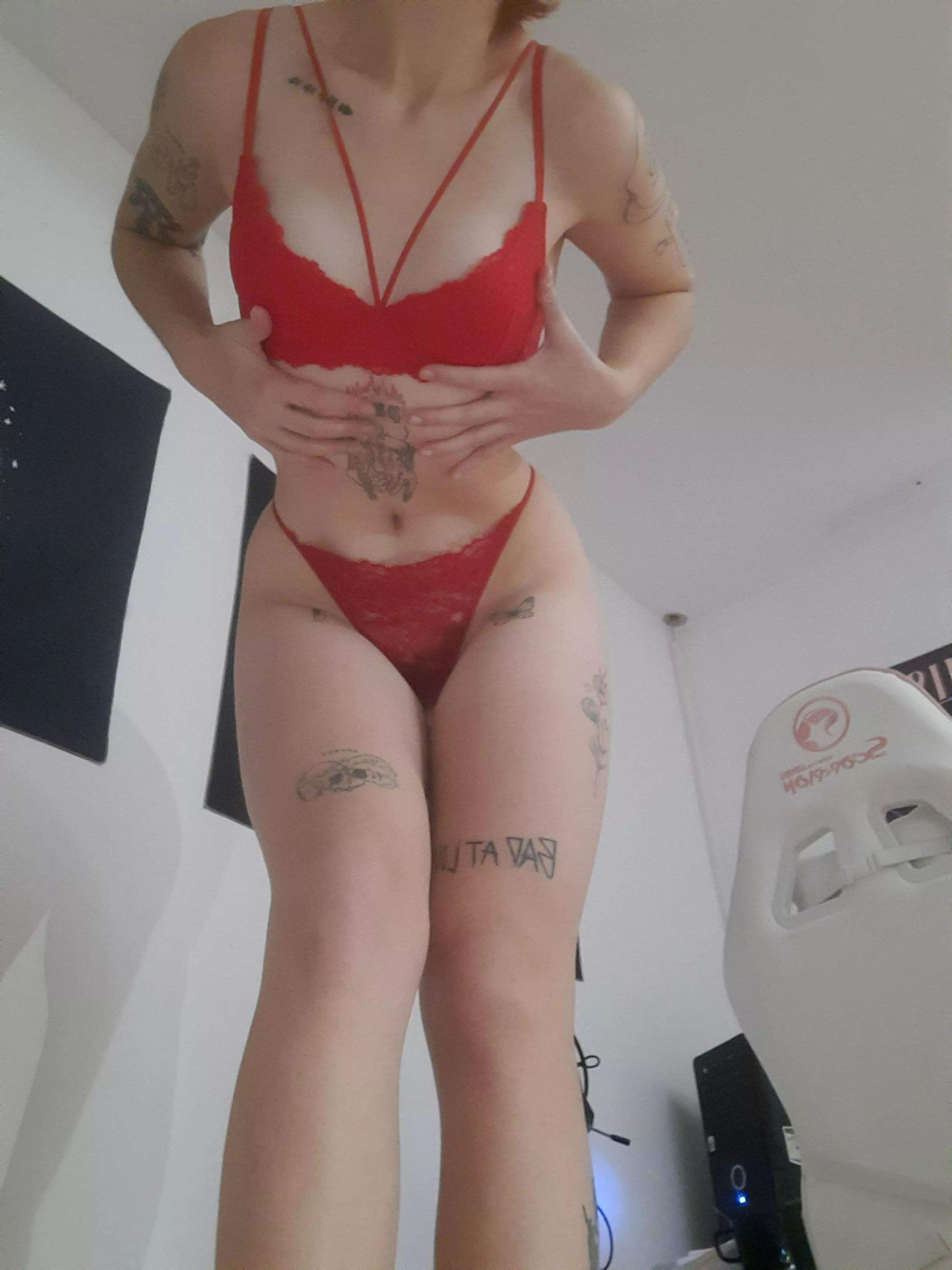 Good night from your favorite Amazonian in red [oc] [f] [6'1]