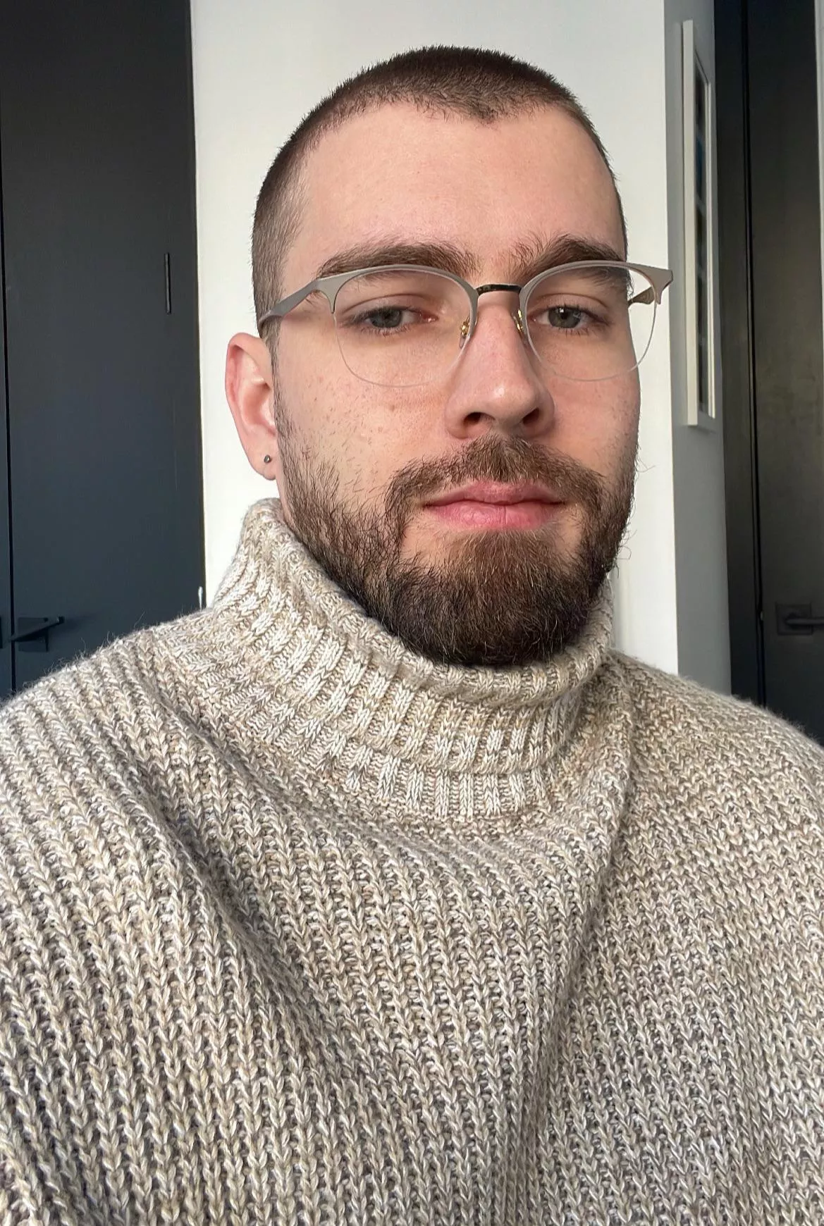 Happy Monday 🤓 Feeling like a big ball of yarn in this sweater 🧶