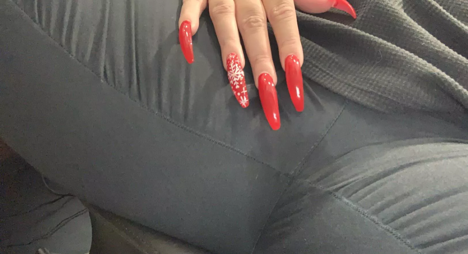 I have to stop scrolling Reddit!! I’m currently at my desk, Keeping my legs spread so I can smell myself 🤤🤤🤤🤤