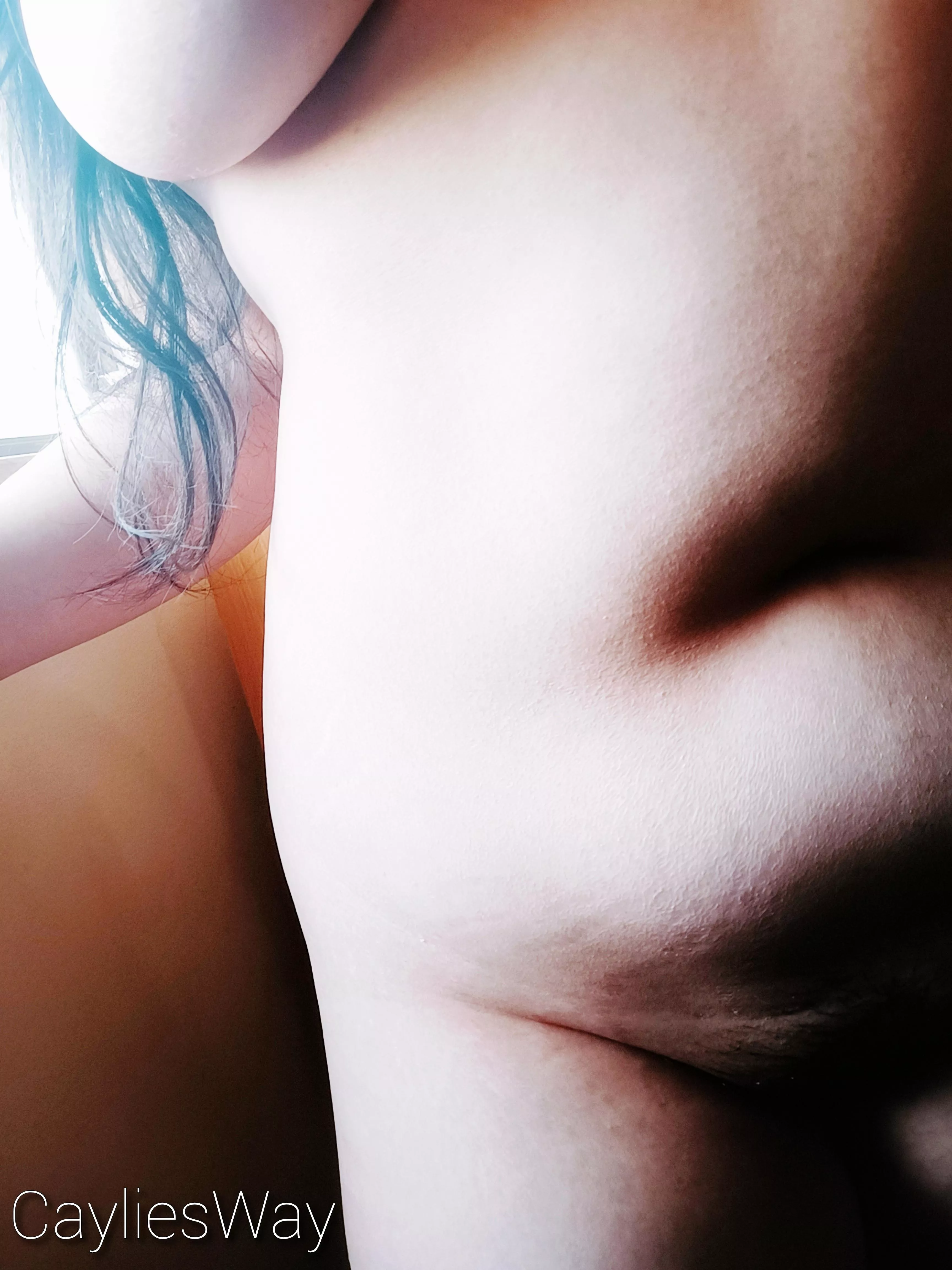 I love how light and shade works with my tummy ☺️