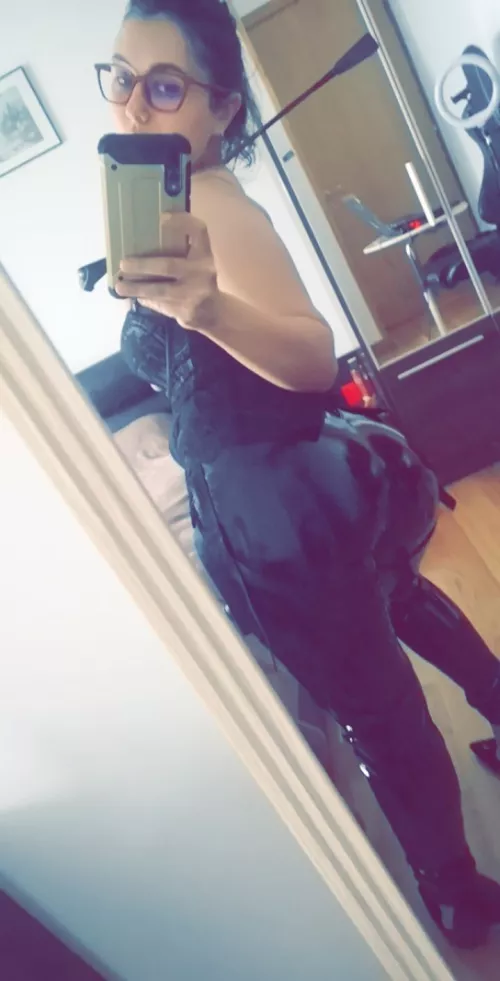 I love the view of my ass in latex