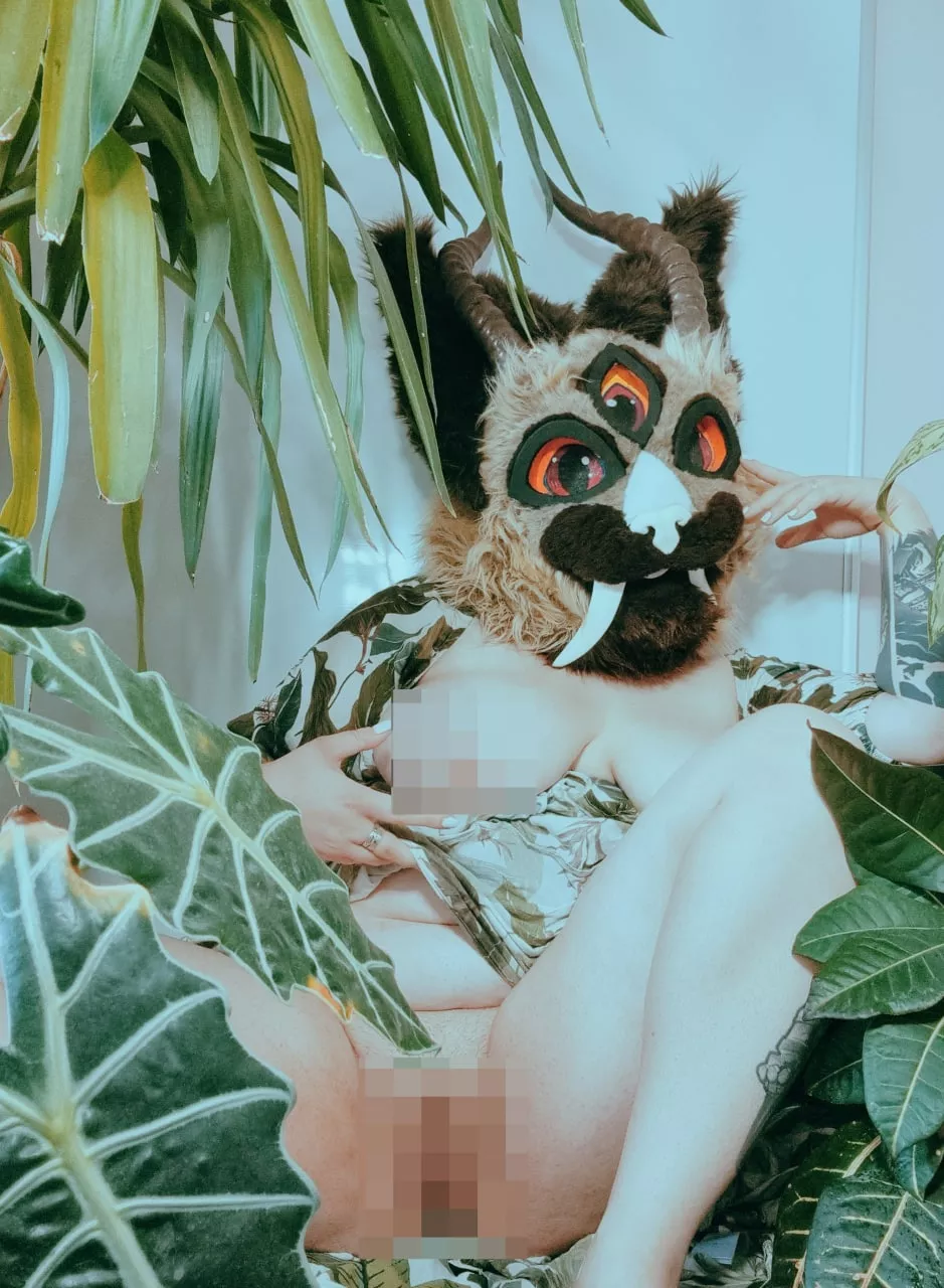 In this garden all roses have (t)horns 👀💦