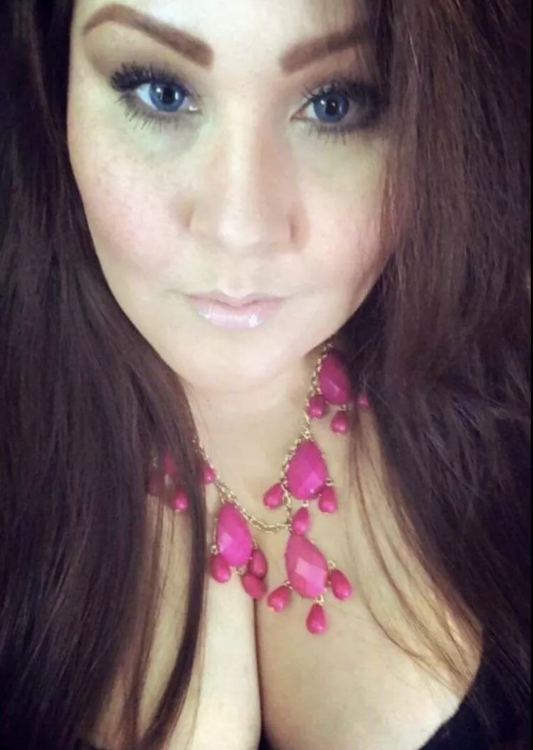 I’ve wanted to fuck my best friends mom my whole life and finally matched on tinder with her. Should I fuck and record her ? Upvote and comment if I should