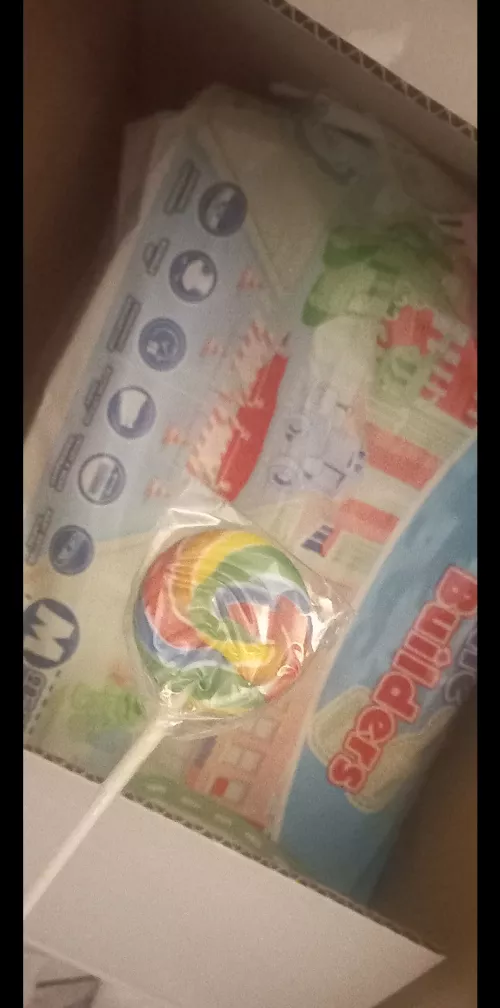 Look how cute this lollipop is that came with my Little Builders 😍