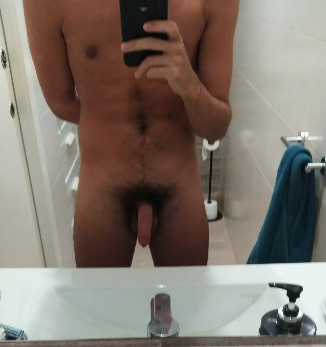 M, 22, 70kg, 184cm, Spain. The size of my flaccid penis has always caused me insecurity.