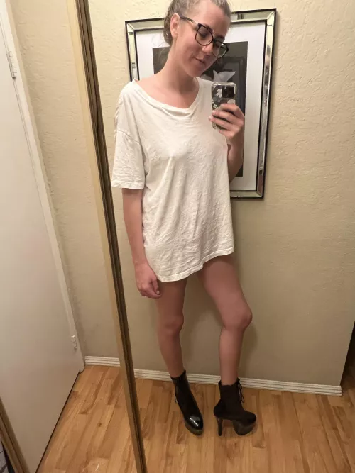 New boots got delivered while I was wearing nothing but a T shirt… just a casual try-on [F] 6’2