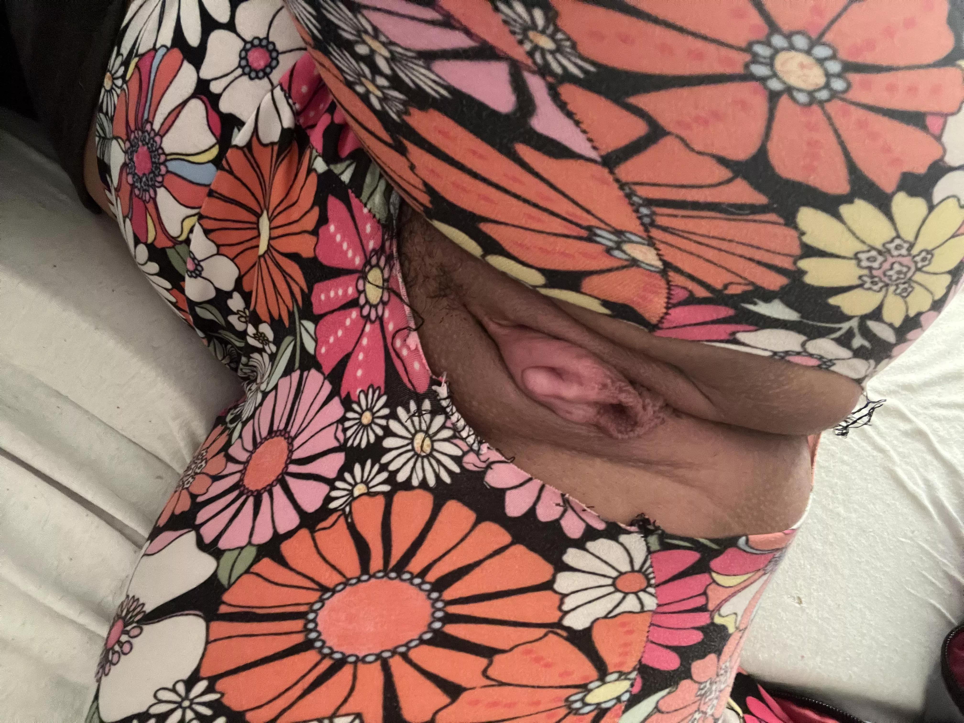 Pumping my big clit even bigger 😋