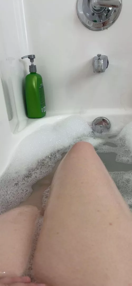 Relaxing while the hubs plays video games 🤤🤤