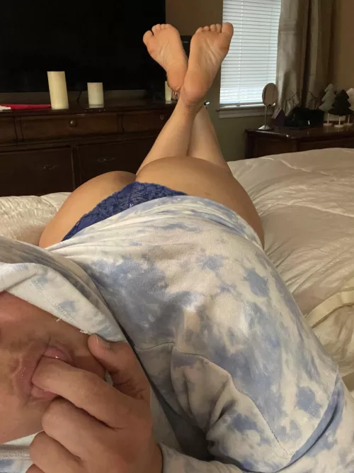 She sure is tasting 💦 sweet this morning 😈🤤 Have a wonderful Monday!! 😍💋👄👅🍬