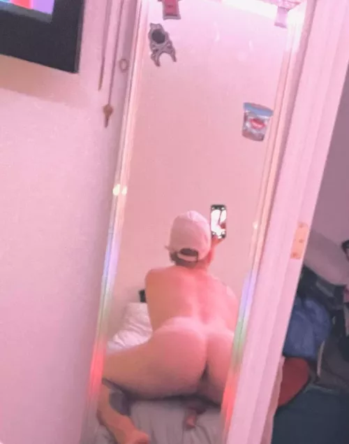 start the week off right.. with a booty pic 🍑