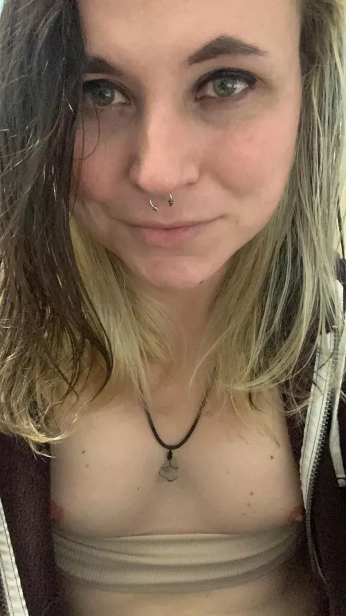 Taking tit pics in the office🙈