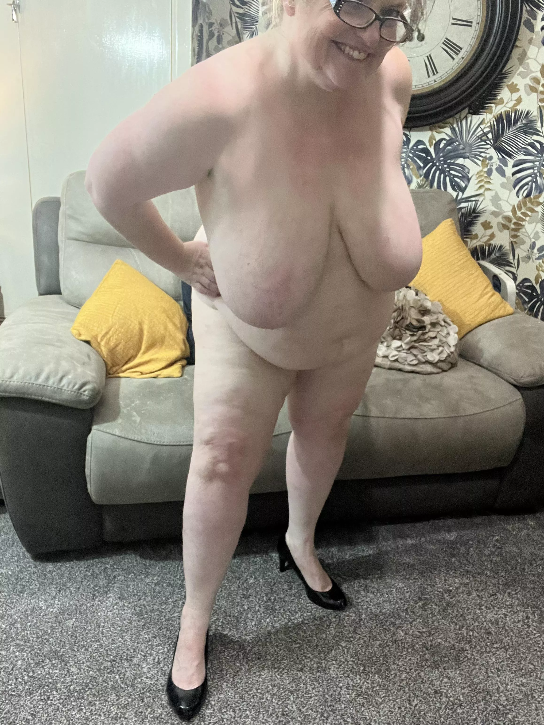 Totally naked is rare for me, so enjoy! Xx