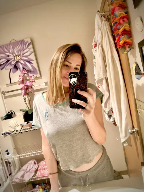 37 fm with two kids. Hubby likes to let me trade my pics to see your wives and read what you say to me.