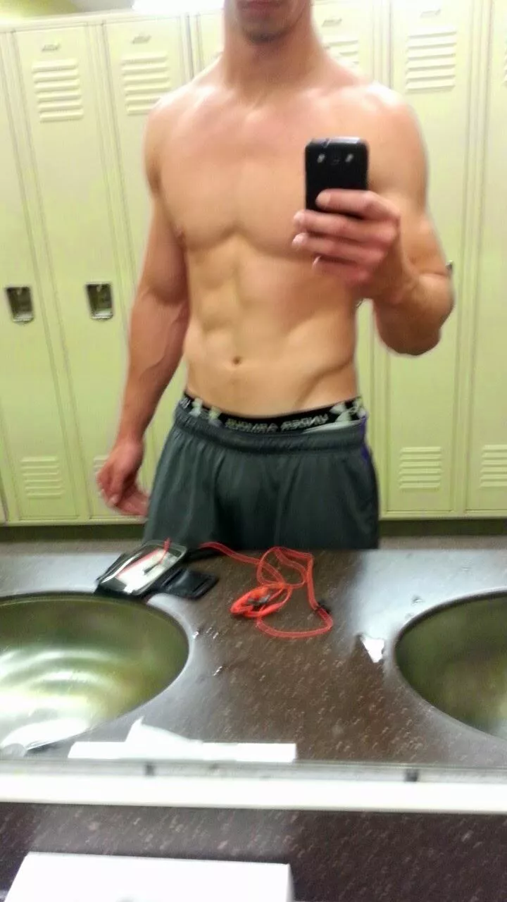 Always have hated having a 5 pack 😏😒