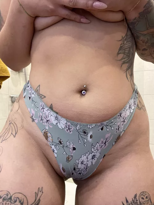 Classical thong with flowers for your pleasure 💖 [f]