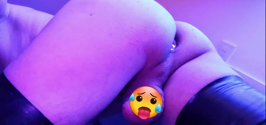 Found this old pic of my ass pluged with stocking. 😘