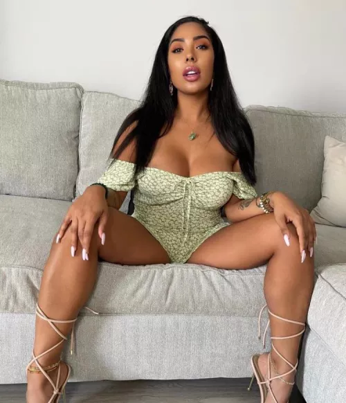 Hit the up arrow for a surprise I'm your DMs!💓