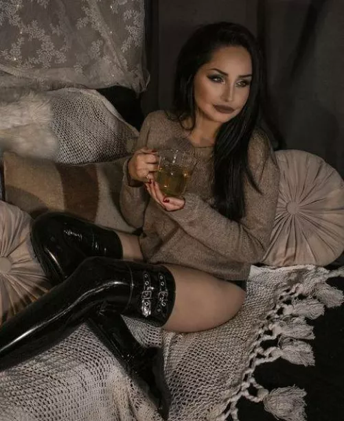 Hit the up arrow for a surprise I'm your DMs!💓