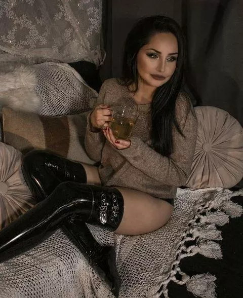 Hit the up arrow for a surprise I'm your DMs!💓