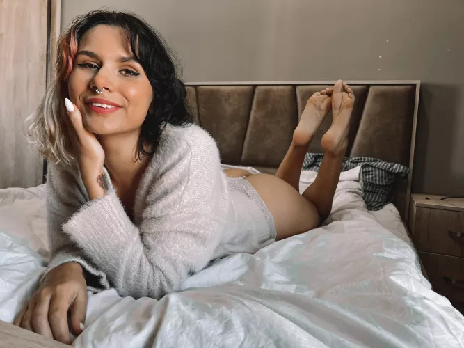 I love showing off my petite feet to internet strangers