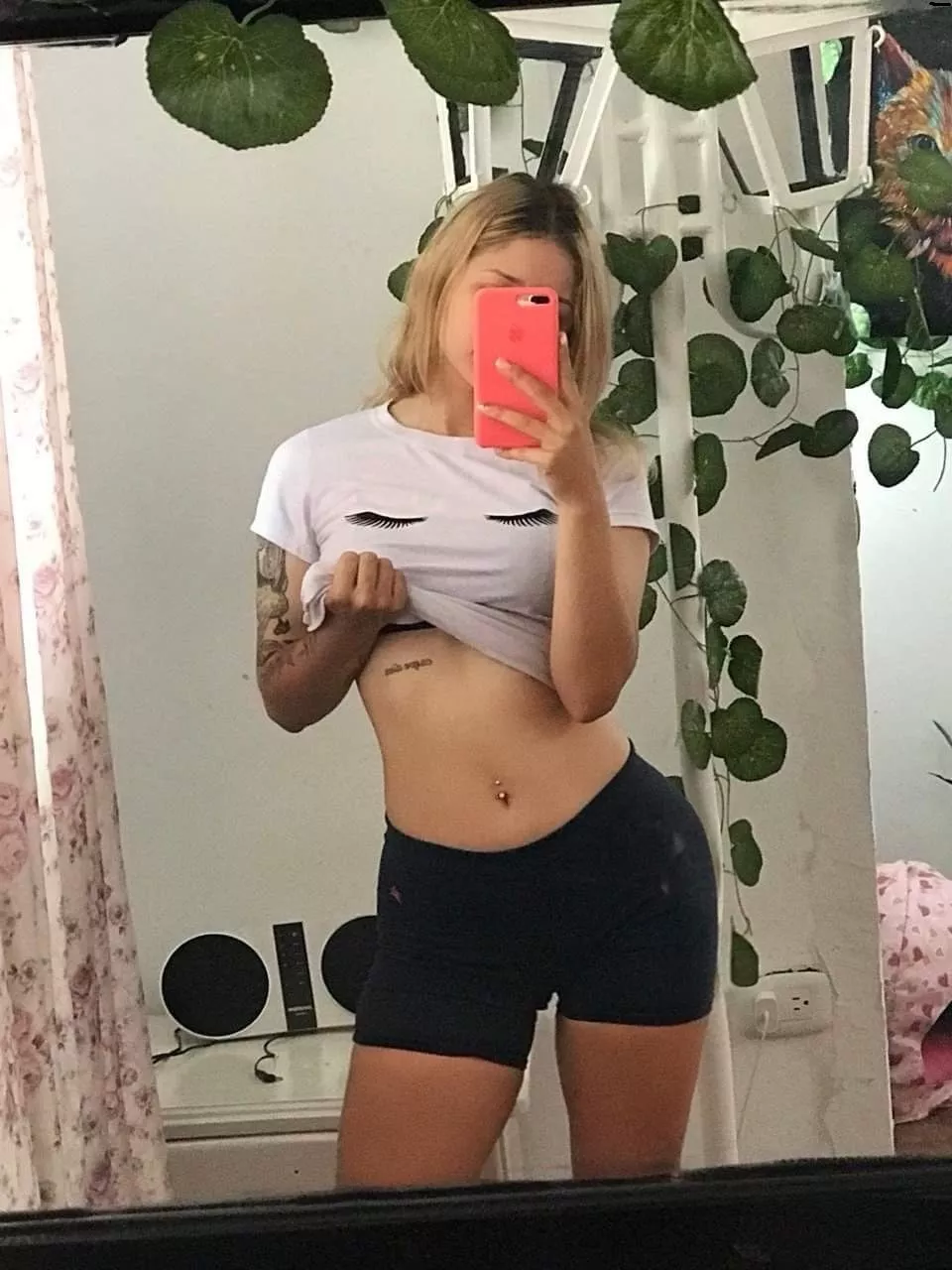 I want someone to take off my panties using their mouth. Rawr!