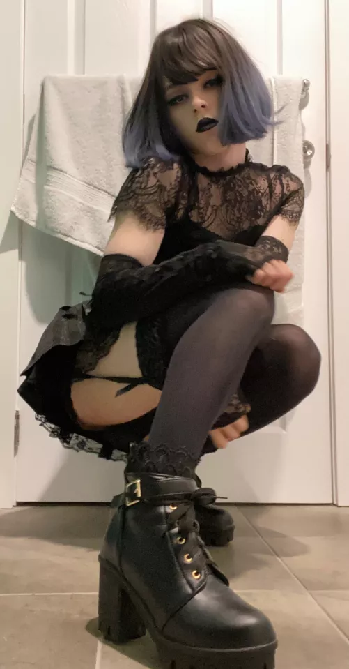 I'm obsessed with this look🖤🖤 what's your favorite part?