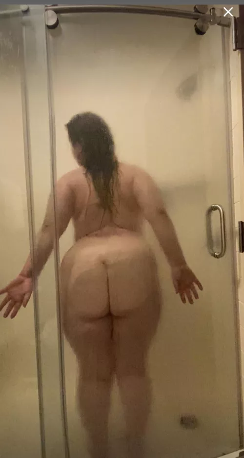It’s getting steamy in here😈🚿 sub to see me push my tits against the glass⬇️