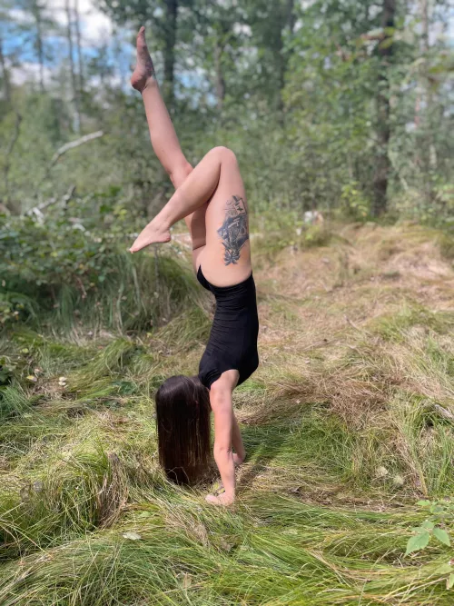 Just some handstand in the woods 🤸🏻‍♀️
