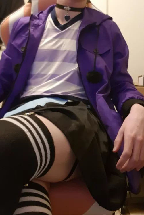 Kissing in the gaming chair 👉👈