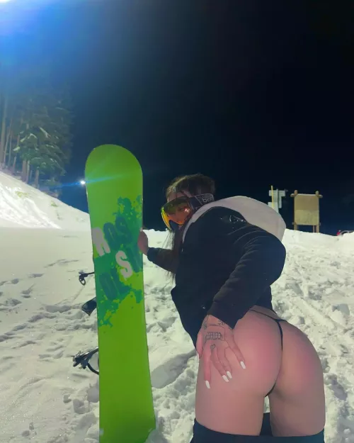 Let’s fuck on top of the mountain 😈😈 then snowboard all the way down ;)