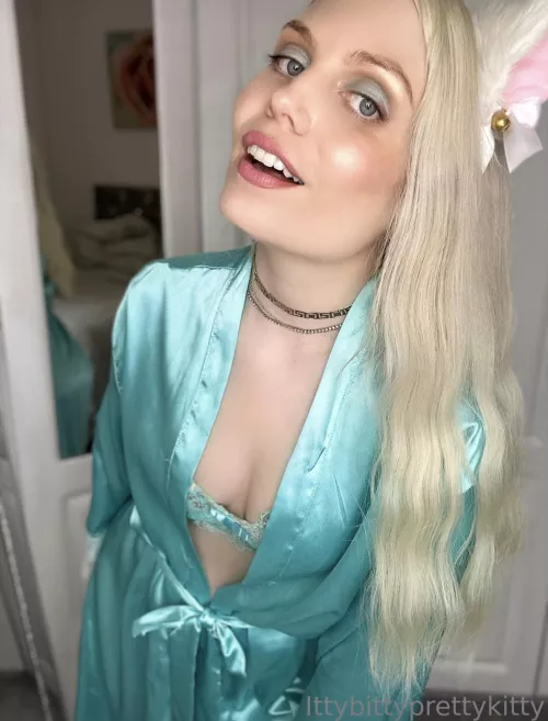 May I get chin scratchies please?