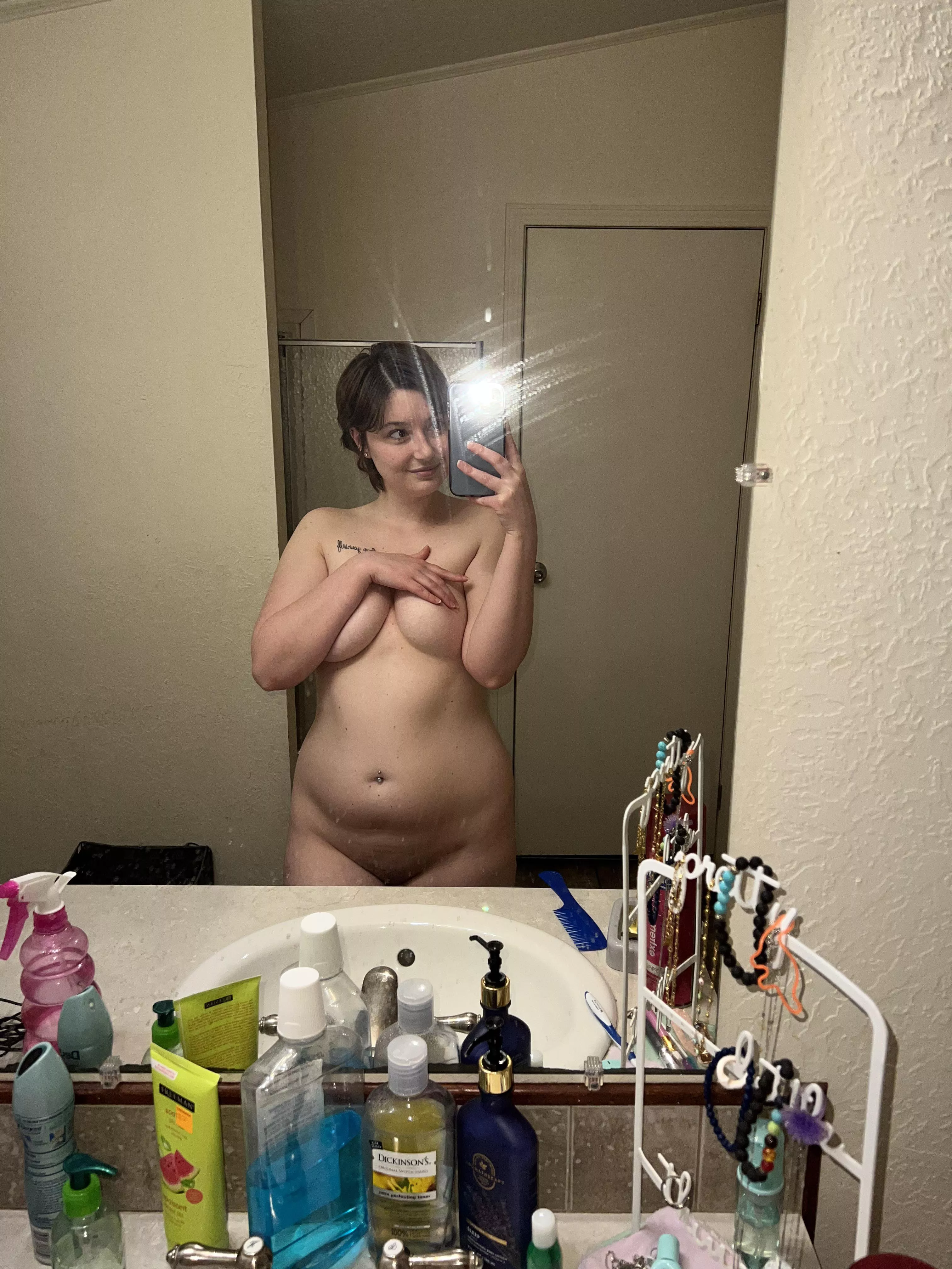 Mirror selfies are still cute, right? 💘