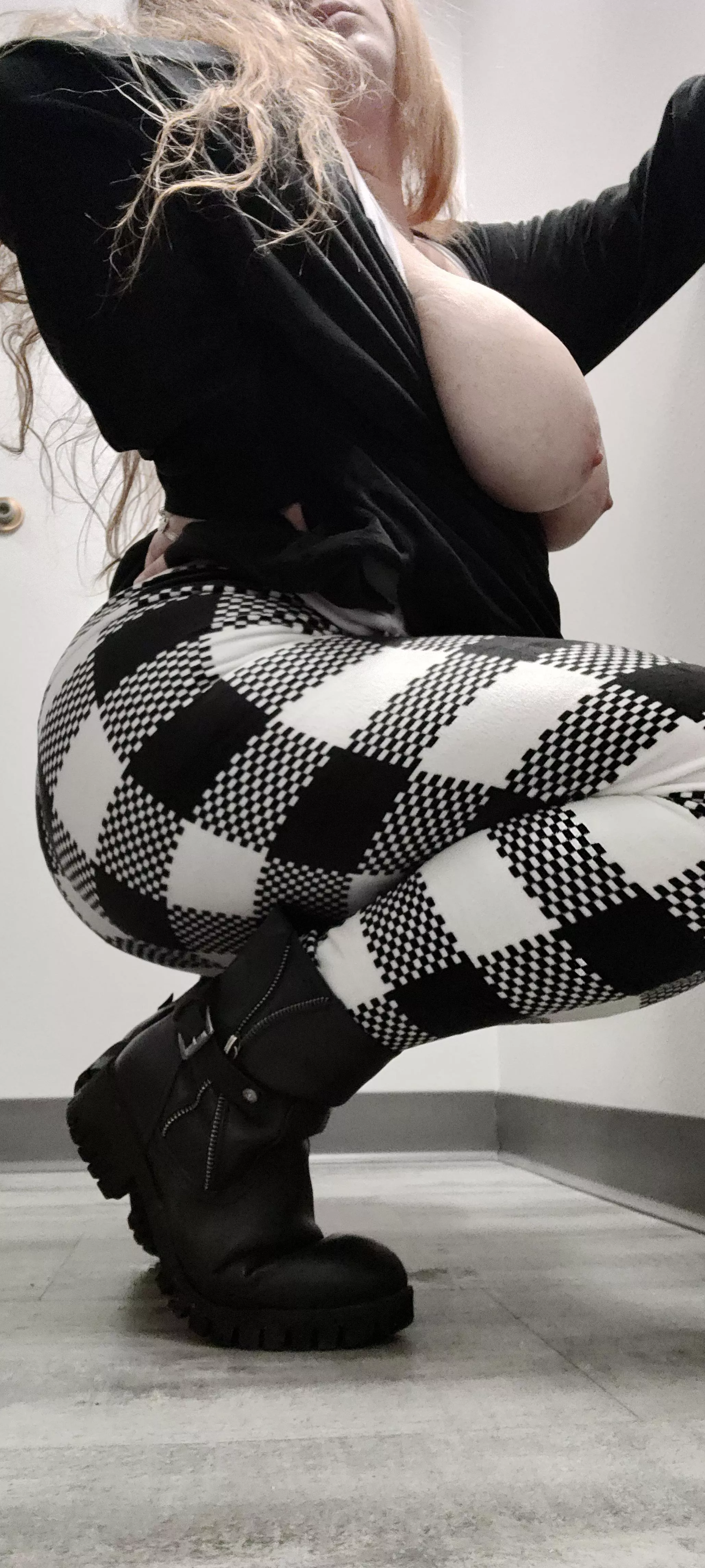 mmm had some fun at lunch today came back wet and horny!!