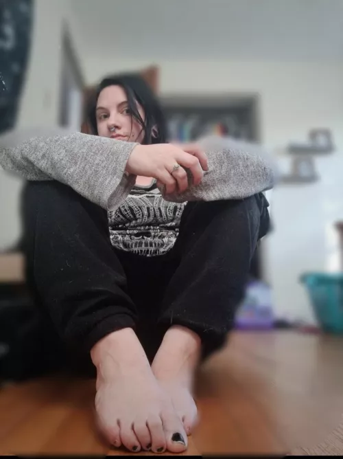 morning foot rub? 🖤💋