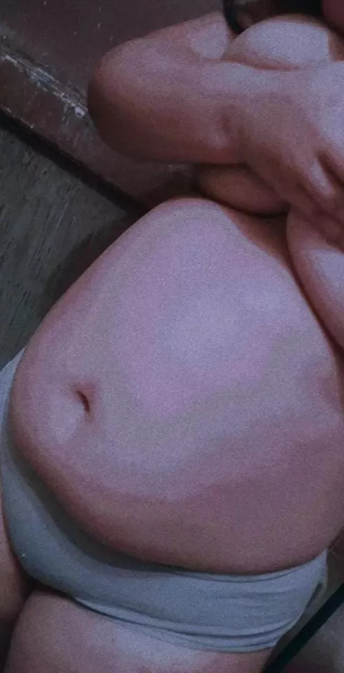 My titties rest so nicely on my round belly