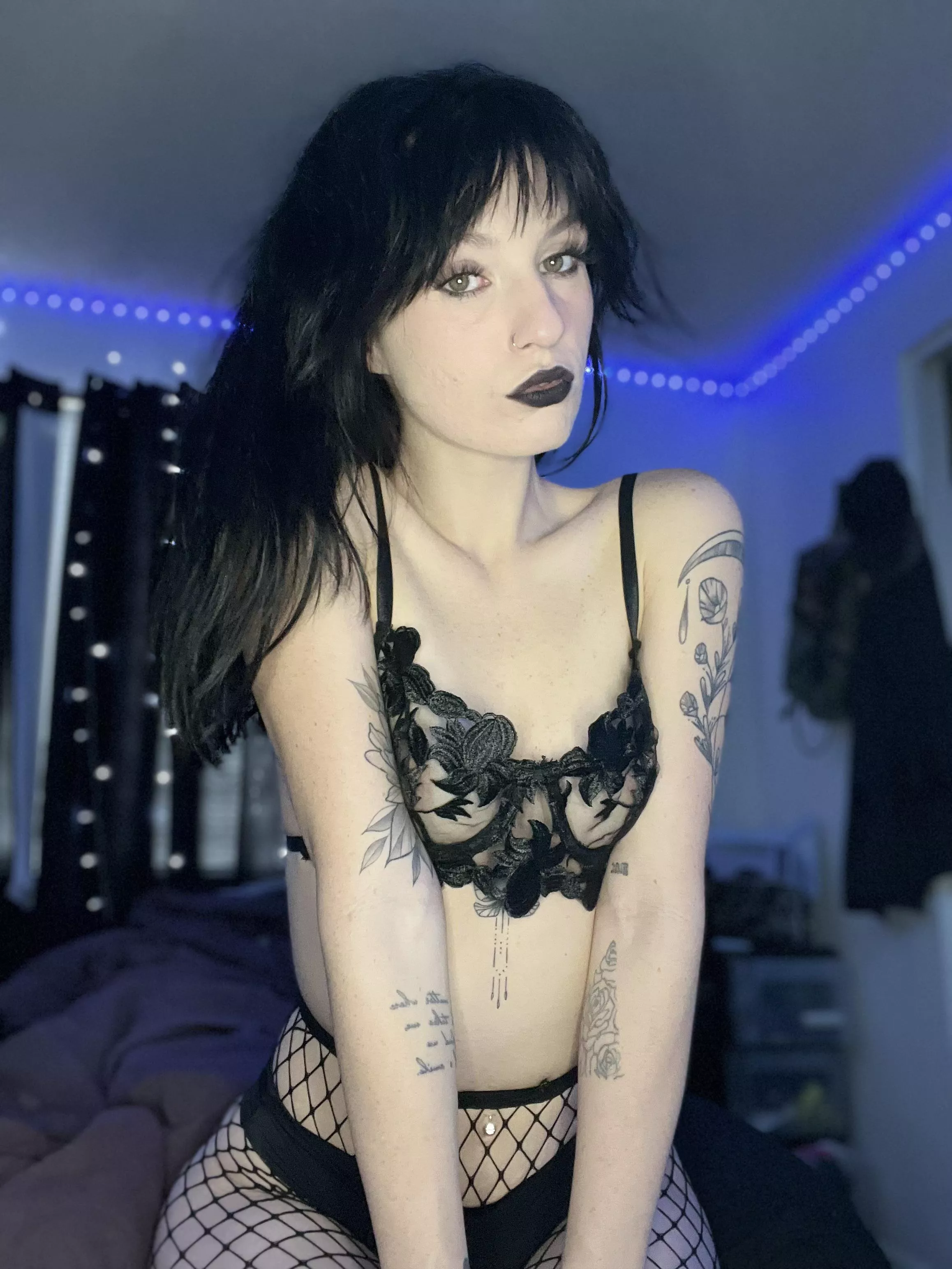 Naughty little alt girl, ready to play 😝