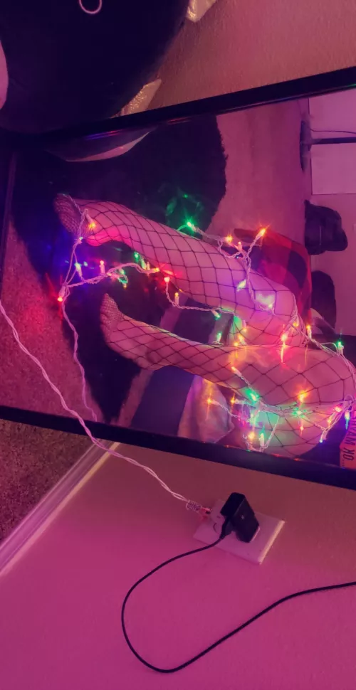 Pretty toes trapped in fishnet 🤭 Feel free to DM me 😘🖤