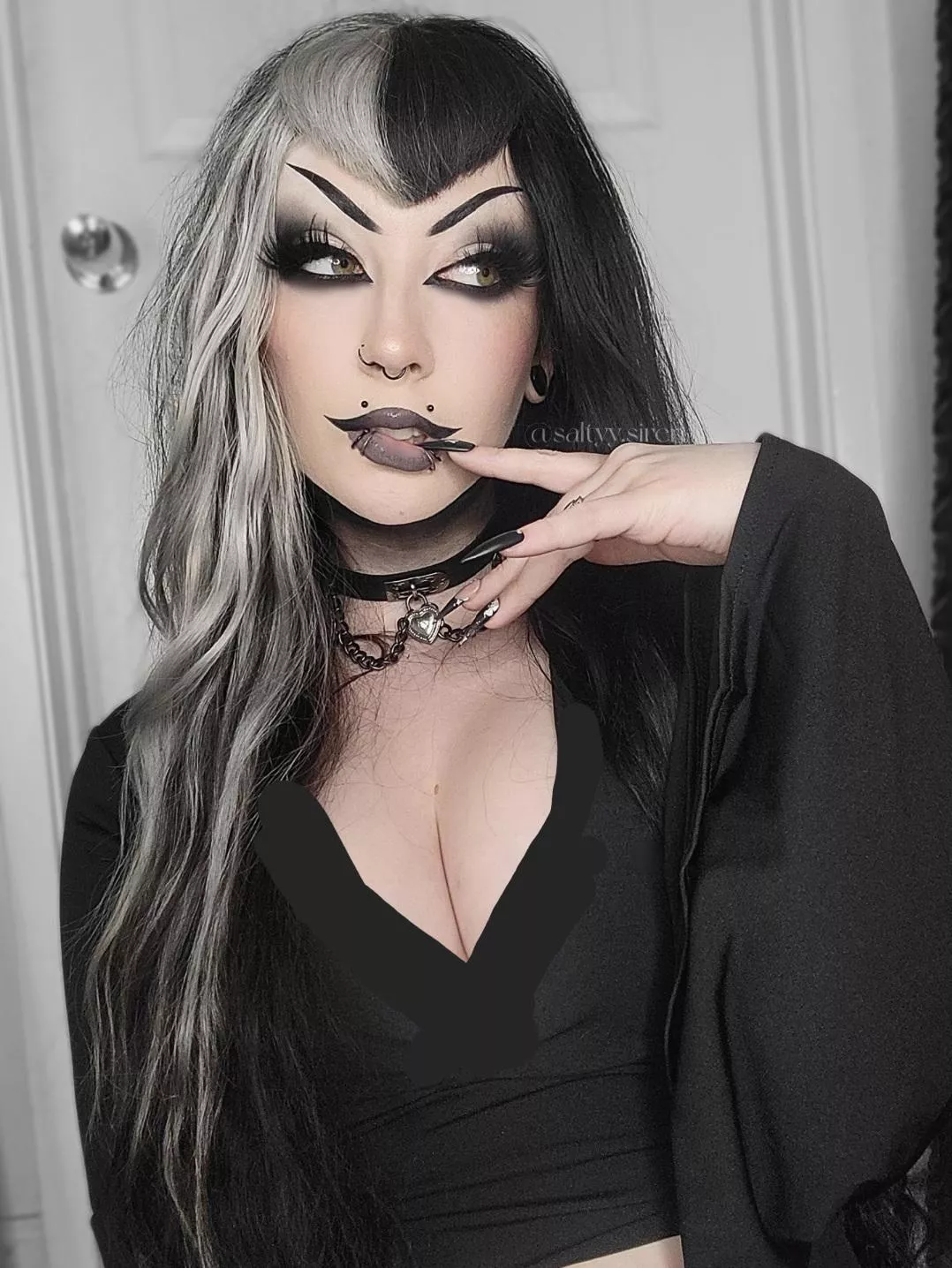 This collar is pretty flimsy, you'll have to put a stronger one on me🖤