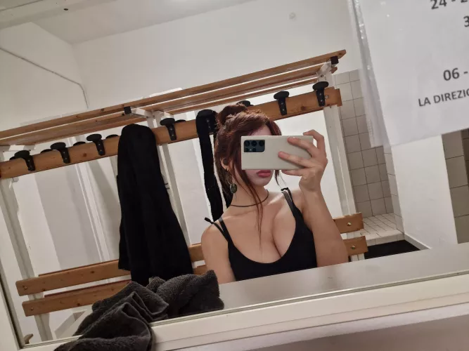 titties in public >.<