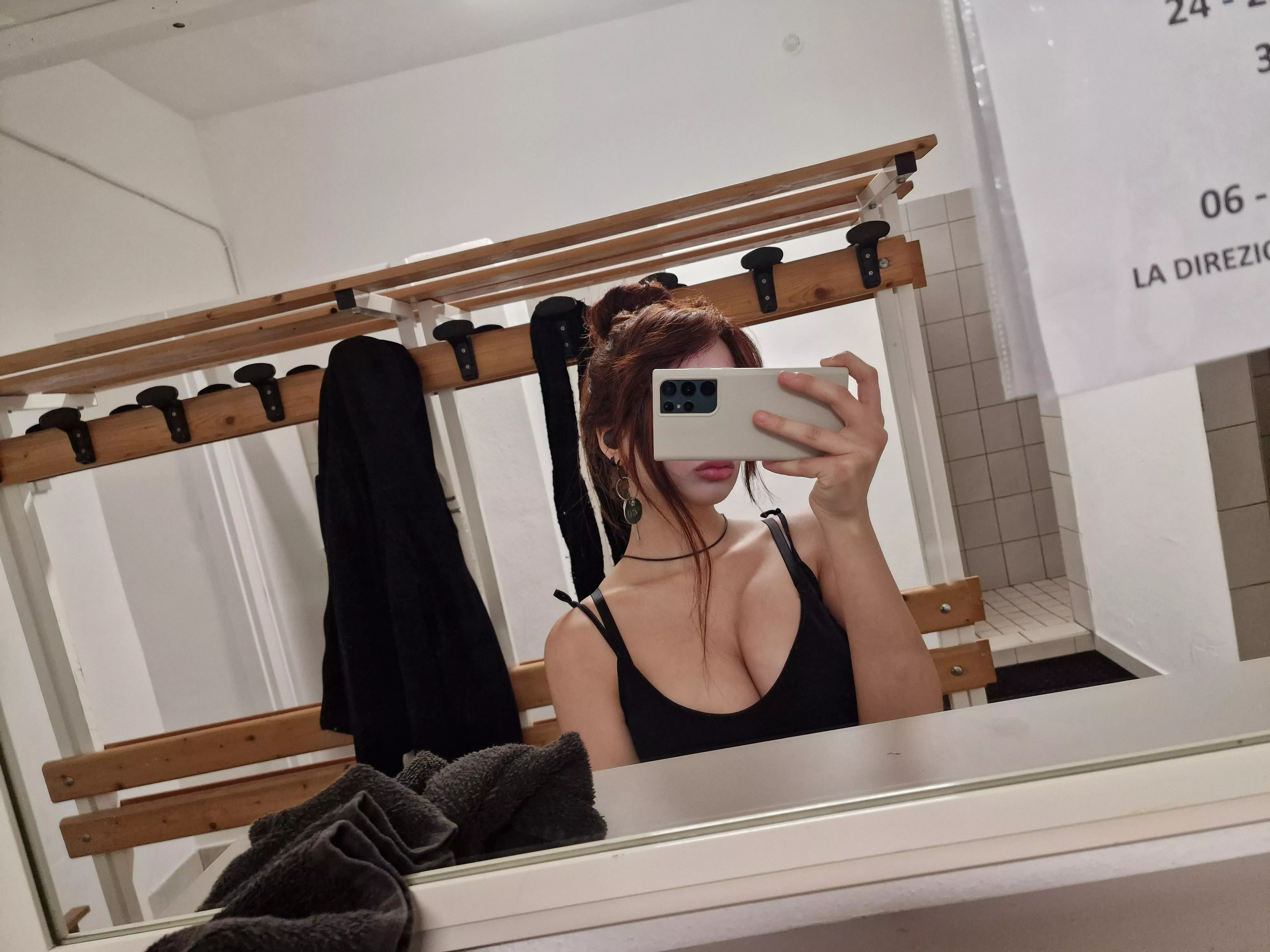 titties in public >.<