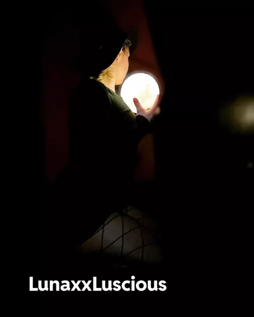 Trying to photograph with just the light of a moon lamp. I think the effect makes it magical ✨✨