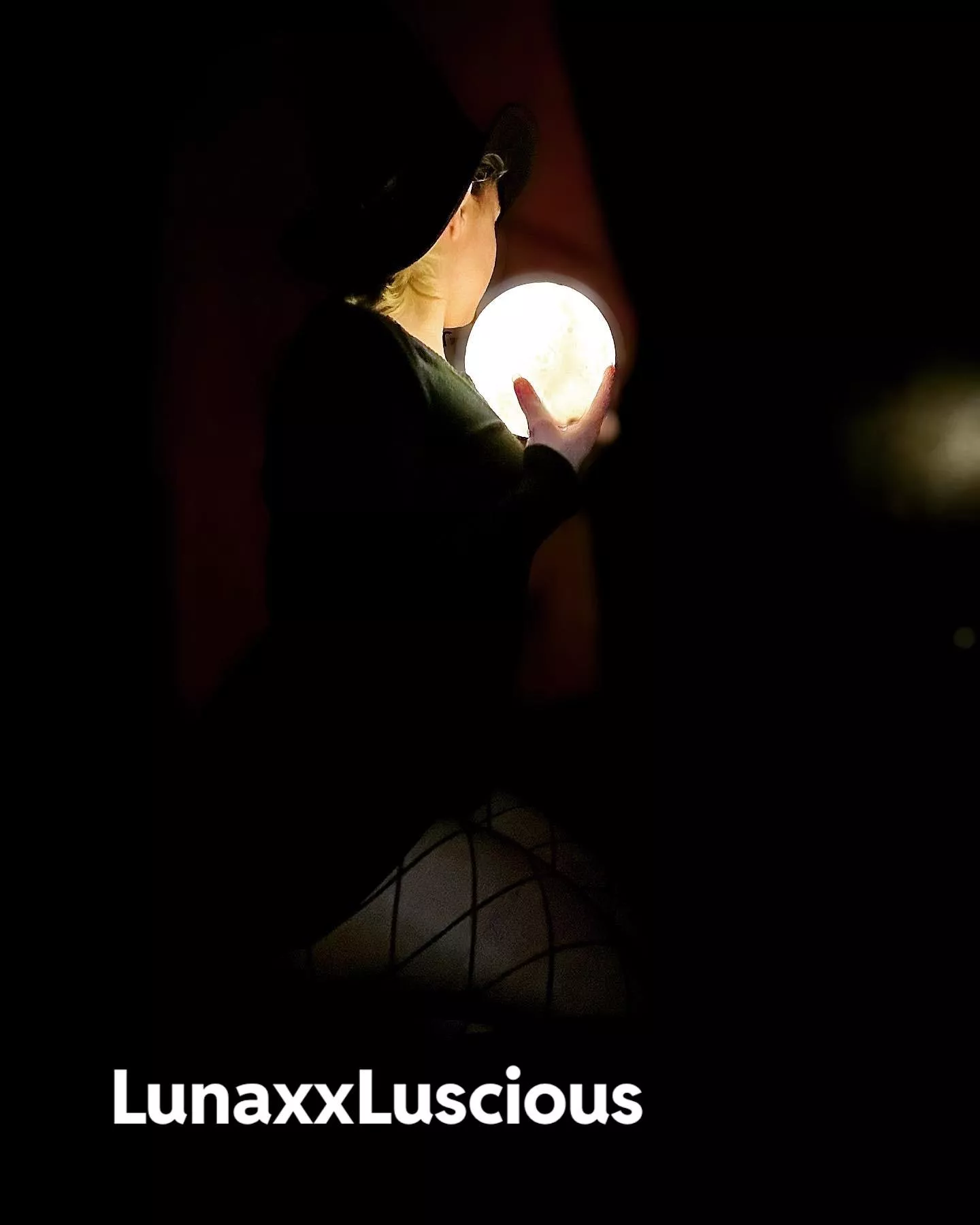 Trying to photograph with just the light of a moon lamp. I think the effect makes it magical ✨✨