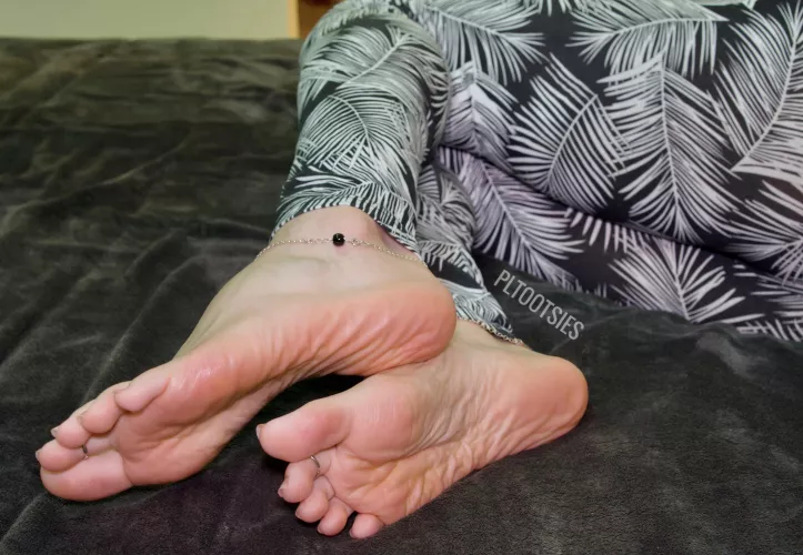 What would you do if you saw my feet like this in front of you? 👑♠️✨